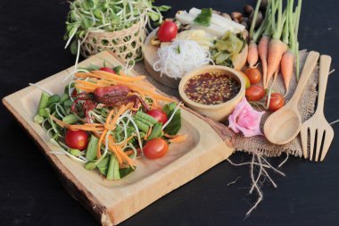 Salata baharatlı genç ayçiçeği fide lezzetlidir