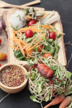 Salata baharatlı genç ayçiçeği fide lezzetlidir