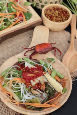 Salata baharatlı genç ayçiçeği fide lezzetlidir