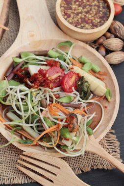 Salata baharatlı genç ayçiçeği fide lezzetlidir