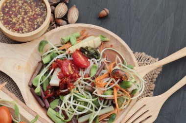 Salata baharatlı genç ayçiçeği fide lezzetlidir