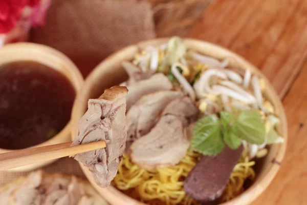 Duck Erişte ile sebze ve çorba lezzetli — Stok fotoğraf