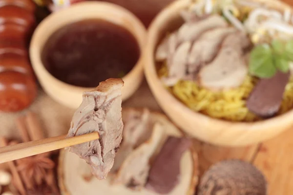 Fideos de pato con verduras y sopa deliciosa — Foto de Stock