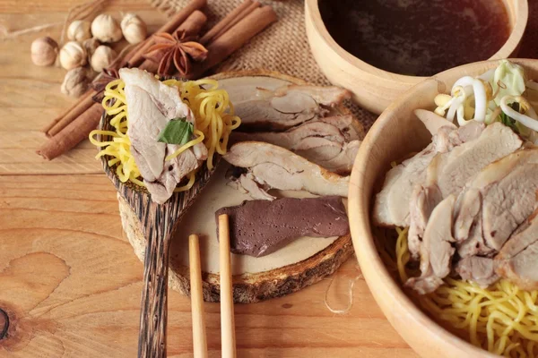 Fideos de pato con verduras y sopa deliciosa —  Fotos de Stock