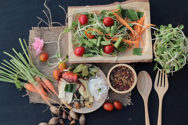 Salata baharatlı genç ayçiçeği fide lezzetlidir