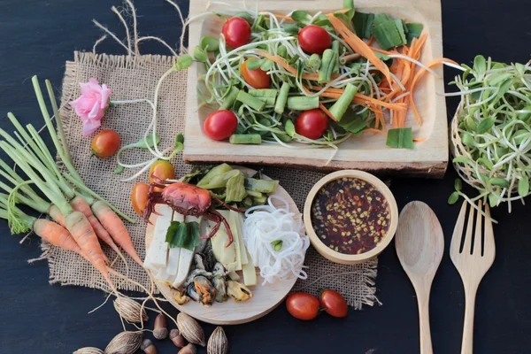 Salata baharatlı genç ayçiçeği fide lezzetlidir