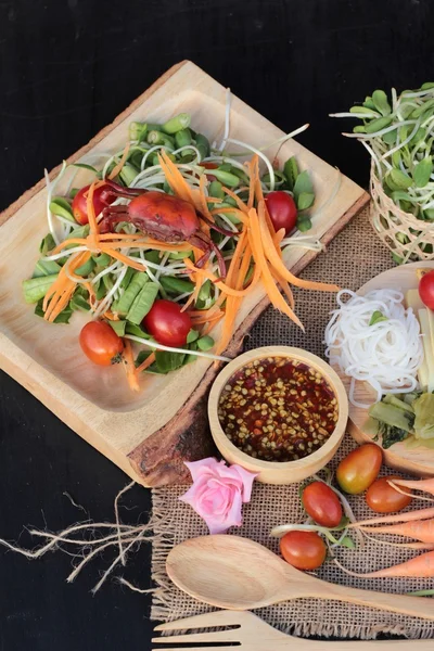 Salat würzig junge Sonnenblumen Sämling ist köstlich — Stockfoto