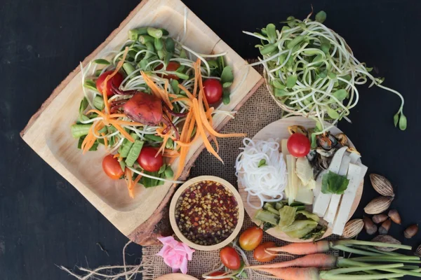 Salata baharatlı genç ayçiçeği fide lezzetlidir