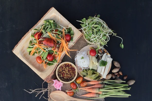 Salata baharatlı genç ayçiçeği fide lezzetlidir