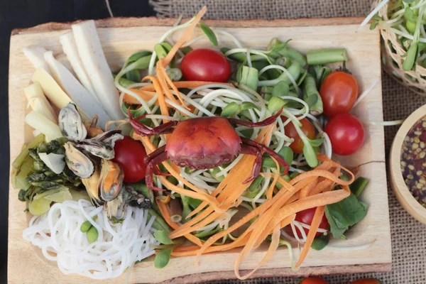 Salata baharatlı genç ayçiçeği fide lezzetlidir