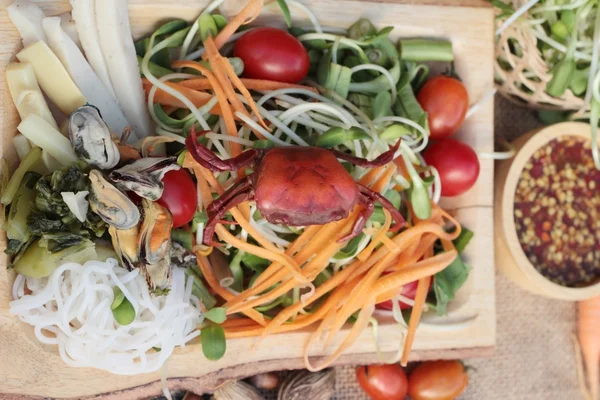 Salata baharatlı genç ayçiçeği fide lezzetlidir