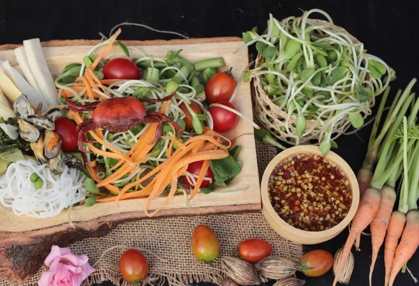 Salata baharatlı genç ayçiçeği fide lezzetlidir