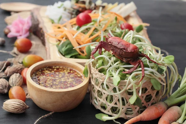 Salata baharatlı genç ayçiçeği fide lezzetlidir