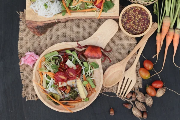 Salata baharatlı genç ayçiçeği fide lezzetlidir