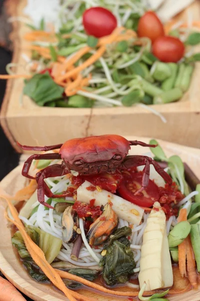 Salata baharatlı genç ayçiçeği fide lezzetlidir