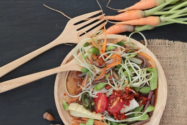 Salata baharatlı genç ayçiçeği fide lezzetlidir