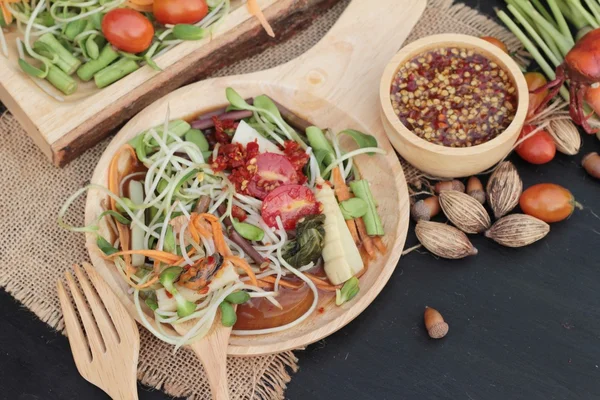 Salata baharatlı genç ayçiçeği fide lezzetlidir