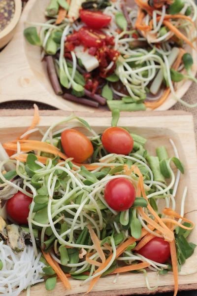 Salata baharatlı genç ayçiçeği fide lezzetlidir