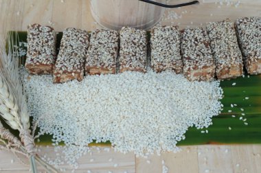 Tatlılar susam ve susam lezzetli.