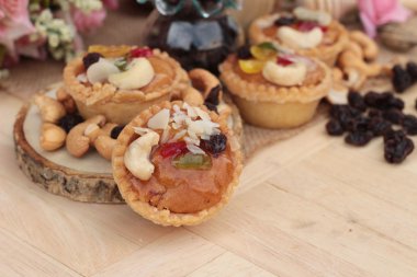 Mini badem fındık, meyve tart lezzetlidir