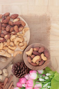 Badem ve kaju ahşap arka plan üzerinde lezzetli