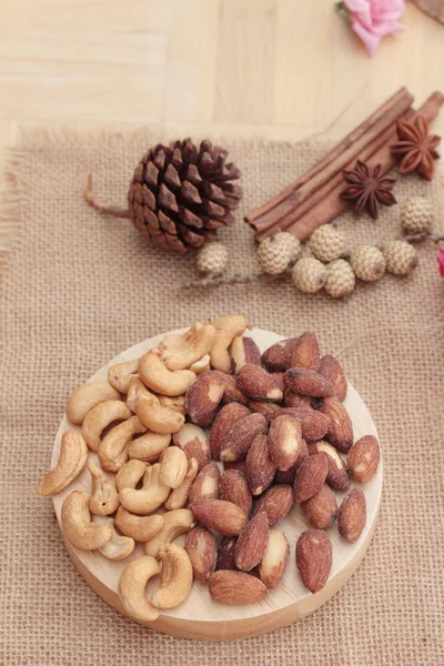 Mandlar och cashewnötter är jättegott på trä bakgrund — Stockfoto