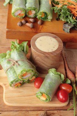 Salata sebze salata sosu ile lezzetli rulo.