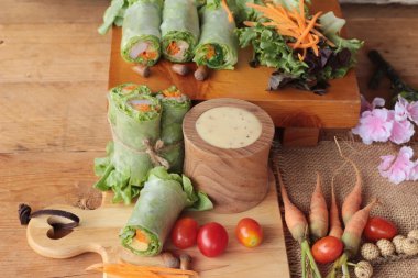 Salata sebze salata sosu ile lezzetli rulo.