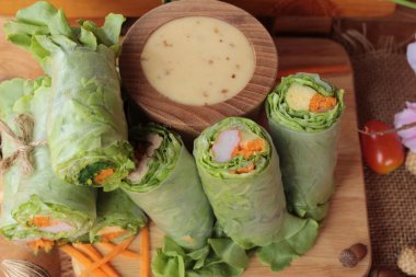 Salata sebze salata sosu ile lezzetli rulo.