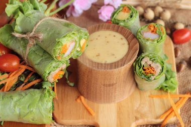 Salata sebze salata sosu ile lezzetli rulo.