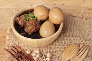 Tavuk Çin yemeği lezzetli haşlanmış yumurta