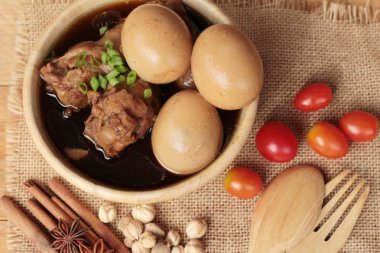 Tavuk Çin yemeği lezzetli haşlanmış yumurta