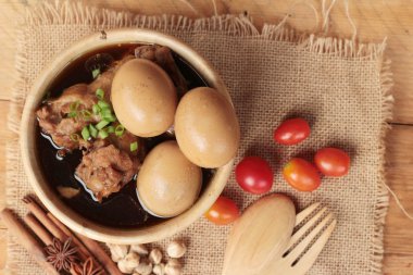 Tavuk Çin yemeği lezzetli haşlanmış yumurta