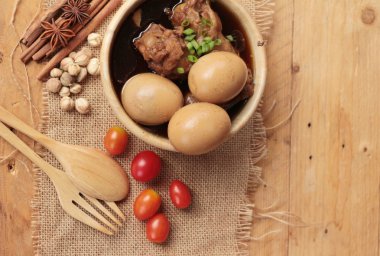 Tavuk Çin yemeği lezzetli haşlanmış yumurta