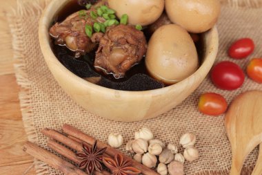 Tavuk Çin yemeği lezzetli haşlanmış yumurta