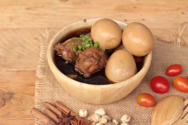 Tavuk Çin yemeği lezzetli haşlanmış yumurta