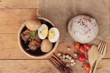 Tavuk Çin yemeği lezzetli haşlanmış yumurta