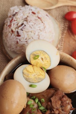 Tavuk Çin yemeği lezzetli haşlanmış yumurta