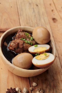 Tavuk Çin yemeği lezzetli haşlanmış yumurta