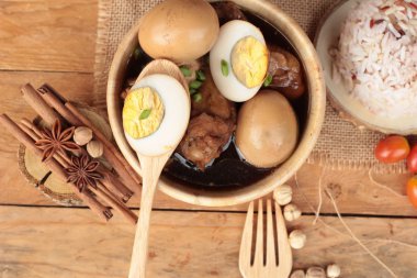 Tavuk Çin yemeği lezzetli haşlanmış yumurta