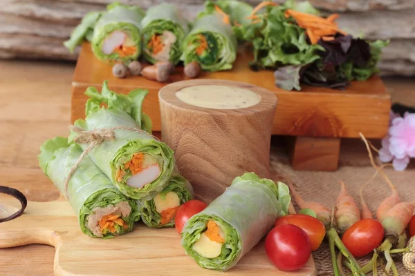 Salada rolo de legumes com molho de salada delicioso . — Fotografia de Stock