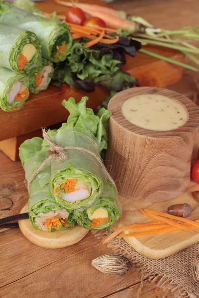 Salada rolo de legumes com molho de salada delicioso . — Fotografia de Stock