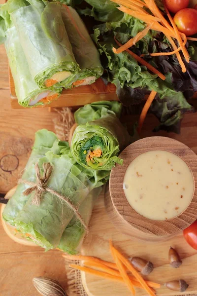 Salade groenten met salade dressing heerlijk broodje. — Stockfoto