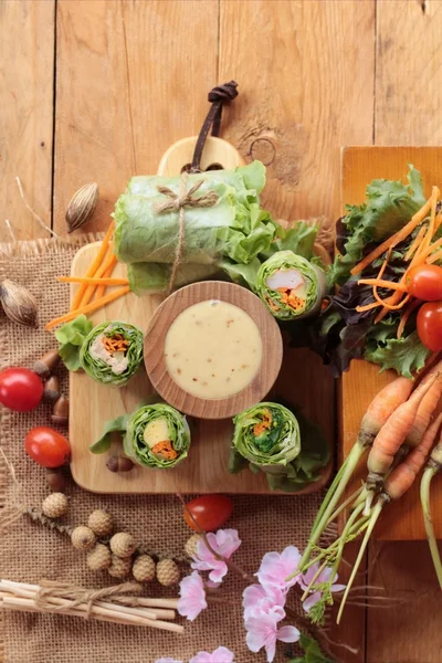Salatbrötchen Gemüse mit Salatdressing lecker. — Stockfoto