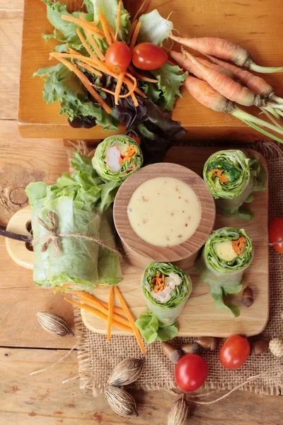 Salada rolo de legumes com molho de salada delicioso . — Fotografia de Stock