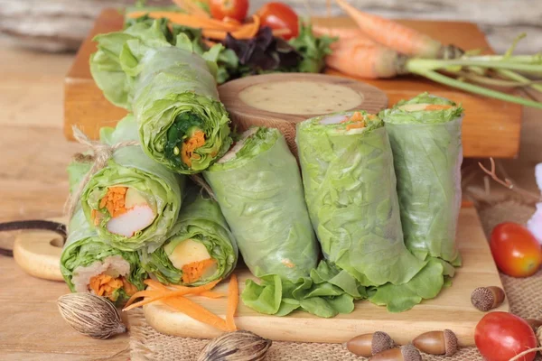 Salada rolo de legumes com molho de salada delicioso . — Fotografia de Stock