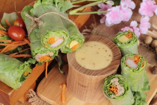 Salada rolo de legumes com molho de salada delicioso . — Fotografia de Stock