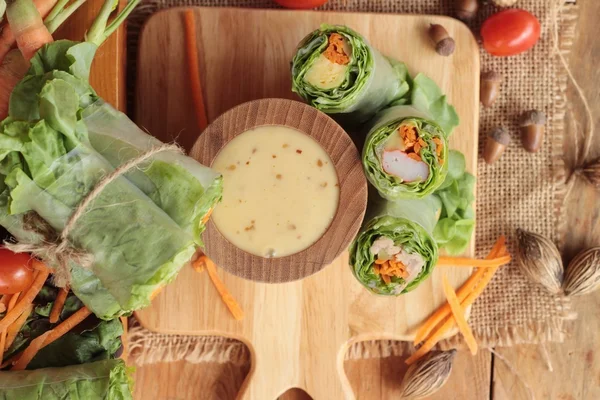 Salatbrötchen Gemüse mit Salatdressing lecker. — Stockfoto