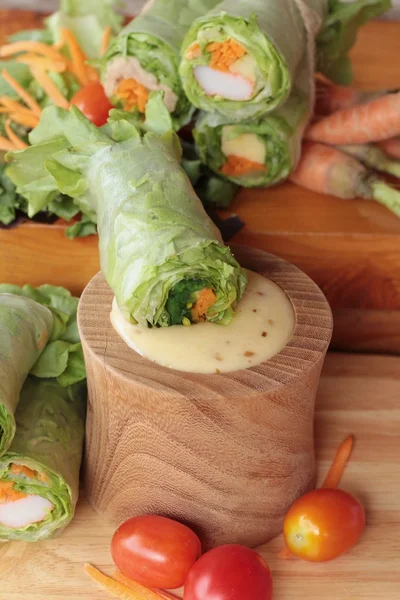 Salada rolo de legumes com molho de salada delicioso . — Fotografia de Stock