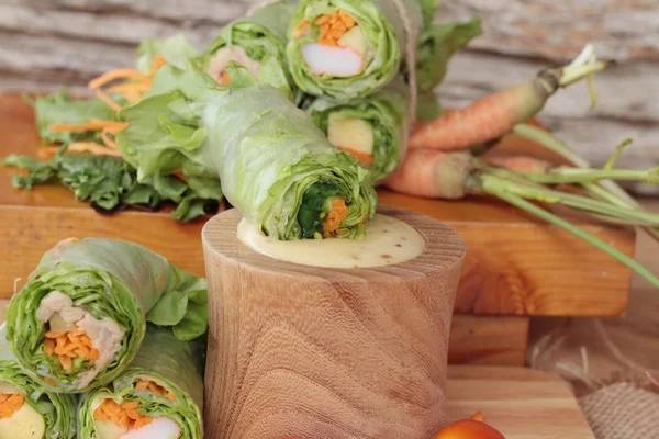 Salada rolo de legumes com molho de salada delicioso . — Fotografia de Stock